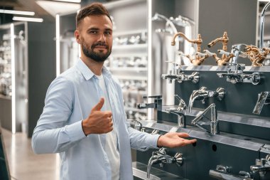 Duş için eşyalar. Adam hırdavatçıda..