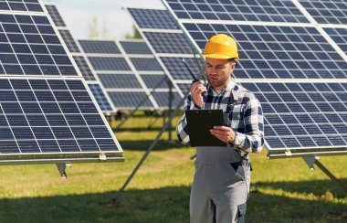 Telsizle konuşuyorum. Gündüz vakti fotovoltaik güneş panelleri olan bir mühendis..