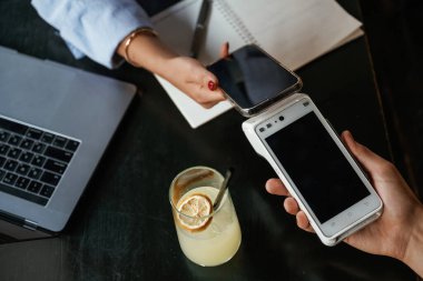 Temassız transfer. Restorandaki servisin parasını kadınlar ödüyor..