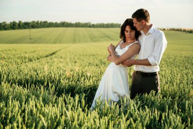 Güzel manzaraya karşı. Çiftler tarlada beraberler..