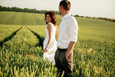 Düğünden sonra. Çiftler tarlada beraberler..