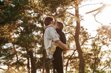 Birlikte vakit geçirmenin tadını çıkarıyorum. Anne ve oğlu ormanda..