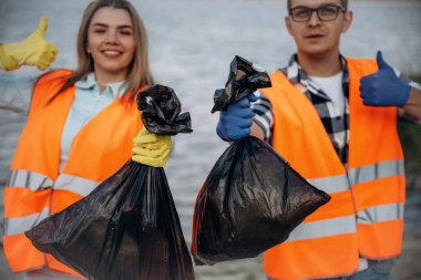 Parmaklarını gösteriyorsun, gülümsüyorsun, bittin. Bir gönüllü çamurlu bir sahilde çöp topluyor..