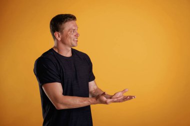 Görünmez kopyalama alanı, kollar. Adam stüdyoda arka plana karşı..