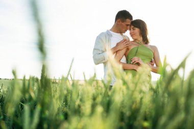 Ayakta durmak, doğanın ve birbirimizin tadını çıkarmak. Çiftler tarlada beraberler..