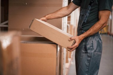 Paket ellerinde. Foreman depoda, kargo dağıtım işinde..