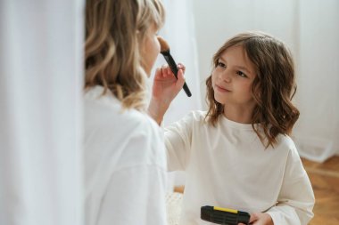 Makyaj yapıyordum. Anne ve kızı evde birlikteler..