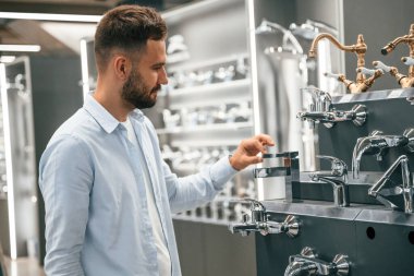 Duş için eşyalar. Adam hırdavatçıda..