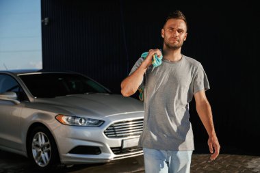 Cephe manzarası, iş bitti, parlatıldı. Adam dışarıda arabasıyla bekliyor..