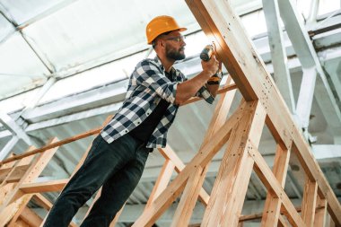 Ahşap depoda sanayi işçisi..