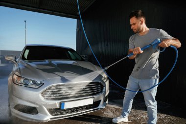 Durup otomobili yıkıyorum. Adam dışarıda arabasıyla bekliyor..