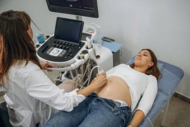 Tarama devam ediyor. Ultrason testine giren hamile bir kadın..