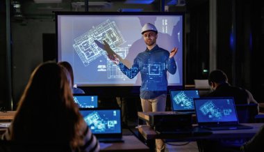 Bir şeyleri açıklamak. Erkek mimar, insanlar için mavi projektör üzerinde inşaat alanı projesi gösteriyor.