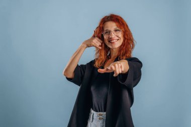 Seni arıyorum. El hareketleriyle. Kadın stüdyoda arka planda..