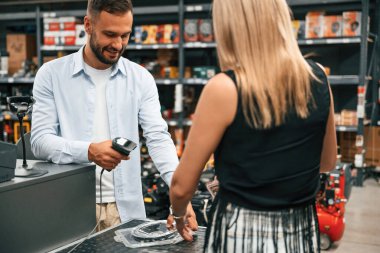 Satın alıyorum. Kadın ve erkek hırdavatçıda..