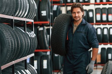 Lastiği hareket ettiriyorum. Lastik tamir servisinde adam var..