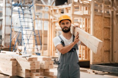 Tahta tahta. Depoda sanayi işçisi.