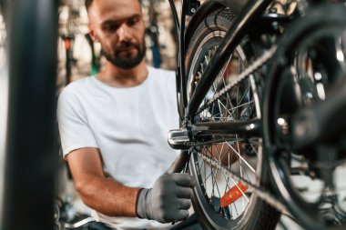 Son ayarlamalar. Bisiklet dükkanında tamirci, mağazada çalışıyor..