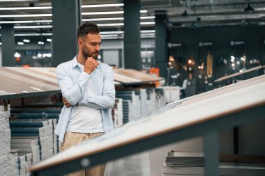 Farklı renkte parke. Adam hırdavatçıda..