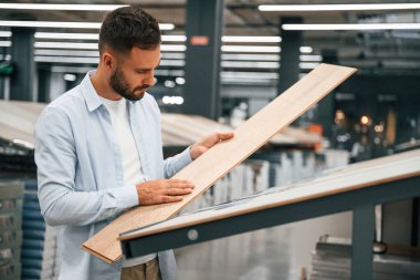 Parke, seç. Adam hırdavatçıda..