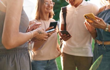 Bir sürü akıllı telefon. Bir grup öğrenci birlikte dışarı çıktılar..