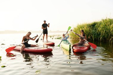 Gölde. Arkadaşlar yemek masalarında bir araya gelir..