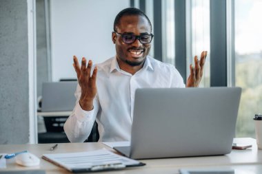 Çevrimiçi toplantı. İşadamı modern ofiste çalışıyor..