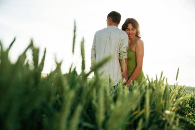 Kentsel olmayan bir yer. Çiftler tarlada beraberler..