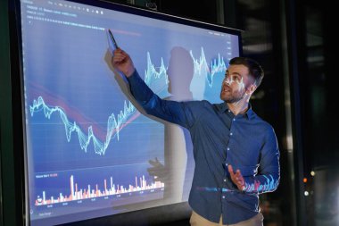 Ekrandaki istatistikler. Projektöre karşı veri taşıyan işletme koçu.