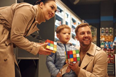 Uzaklara bakıyorum. Ailesi oyuncakçıda, ellerinde Rubik küpü var..