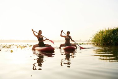 Spor anlayışı. Kadın arkadaşlar gölde birlikte yemek yiyorlar..