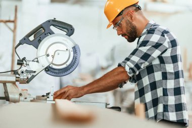 Odun kesiyorum. Depoda sanayi işçisi var..