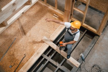 Tahta bina projesi. Depoda sanayi işçisi.