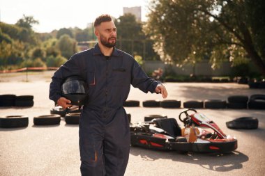 Yürüyüş yapıyorum, mola veriyorum. Erkekler açık havada, kart yarışı gebeliği..