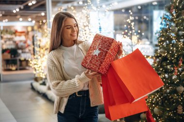 Bu ne sürpriz, boks. Yeni yıl alışverişi ve hediyeleri. Kadın Noel ağacının yanında..