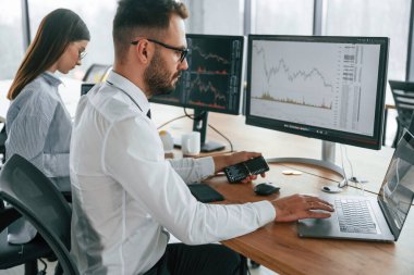 Bir projeye odaklanmış. İki çalışan ofiste birlikte çalışıyor..