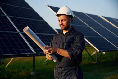 Adam gündüz vakti güneş panelleriyle çalışıyor..