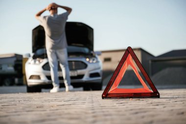 Ne yazık ki, nakliye aracı bozuldu, kırmızı işaret. Adam dışarıda arabasıyla bekliyor..