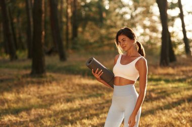 Dışarıda olmak güzel. Kadınlar ormanda yoga egzersizleri yapıyor..