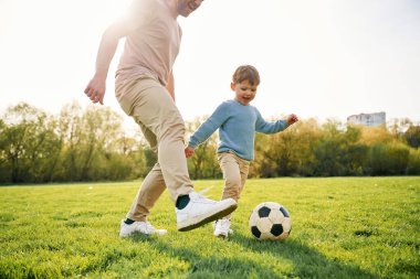Futbol oynuyordum. Mutlu baba ve oğul yazın sahada eğleniyorlar..