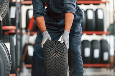 Detaylı yakın görüş, tekerleği hareket ettirme. Lastik tamir servisinde adam var..