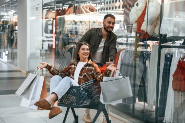 Neşeli, at arabasında. Genç çift süpermarkette beraberler..