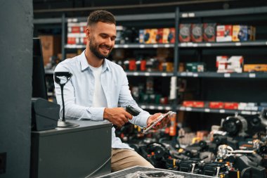 Kasiyer işte. Adam hırdavatçıda..