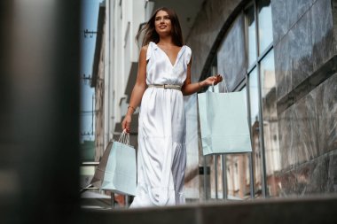 Yürüyüşe çıkmıştım. Şık bir kadın alışveriş çantasıyla dışarıda, binanın yanında..