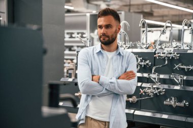 Tesisat ekipmanlarıyla dolu bir odada. Adam hırdavatçıda..