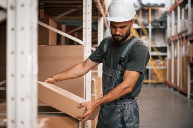 Paket ellerinde. Foreman depoda, kargo dağıtım işinde..