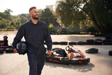 Yürüyüş yapıyorum, mola veriyorum. Erkekler açık havada, kart yarışı gebeliği..