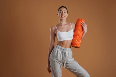 Antrenman için hazır, ayakta. Güzel fitness kadını stüdyoda..