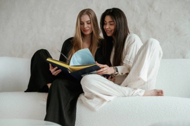 Albüme fotoğraflarla bakıp duruyorum. İki mutlu genç bayan en iyi arkadaş içeride..