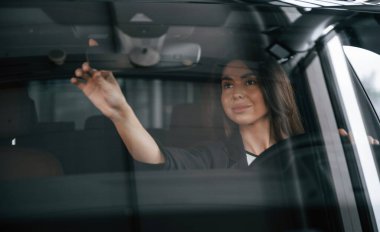 Satın almadan önce test ediyorum. Güzel iş kadını yeni arabasında..